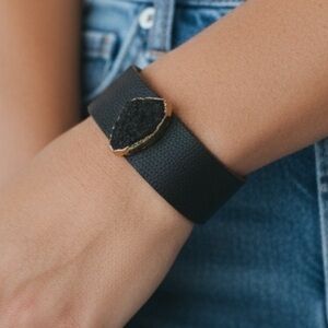 Druzy Geometric Bracelet

NIP